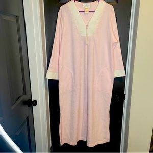 Collette by Ms Elaine NWT Brushed Terry Soft Pink Robe With 2 Side Pockets.